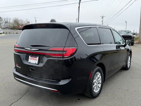New 2026 Chrysler Pacifica Select image 3