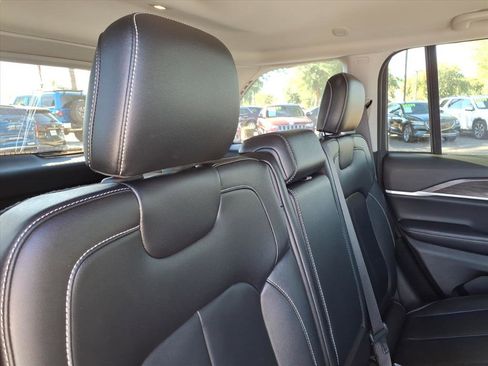 Used 2023 Jeep Grand Cherokee Limited w/ Black Appearance Package image 14