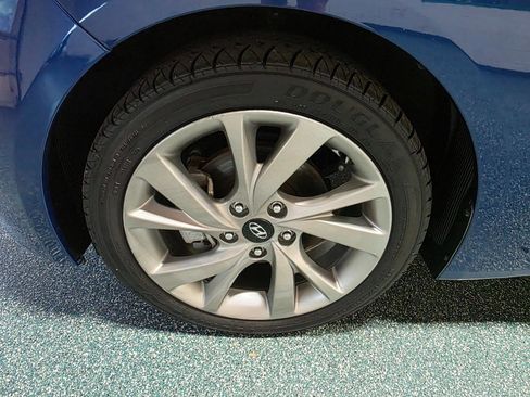 Used 2016 Hyundai Veloster image 12