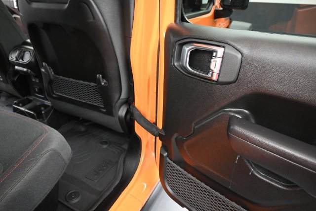 Used 2025 Jeep Gladiator Rubicon w/ Convenience Group AWD/4WD image 19