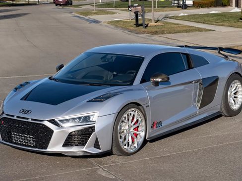 Used 2018 Audi R8 V10 w/ Premium Package image 2