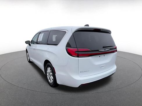 Used 2025 Chrysler Pacifica Select image 11