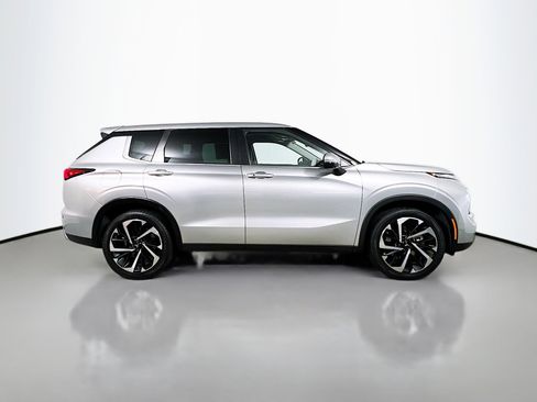 Used 2023 Mitsubishi Outlander ES image 3