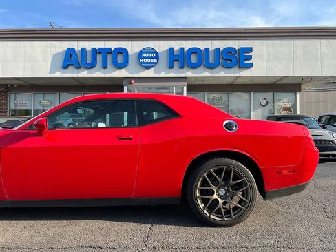 Used 2015 Dodge Challenger SXT RWD image 30