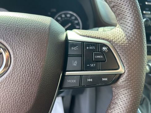 Used 2024 Toyota Sienna Platinum AWD/4WD image 9