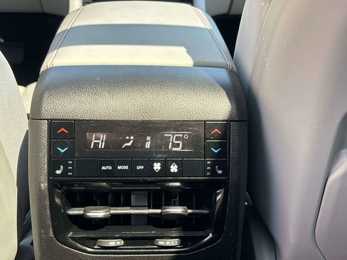Used 2022 Jeep Grand Cherokee L Overland w/ Luxury Tech Group IV AWD/4WD image 10