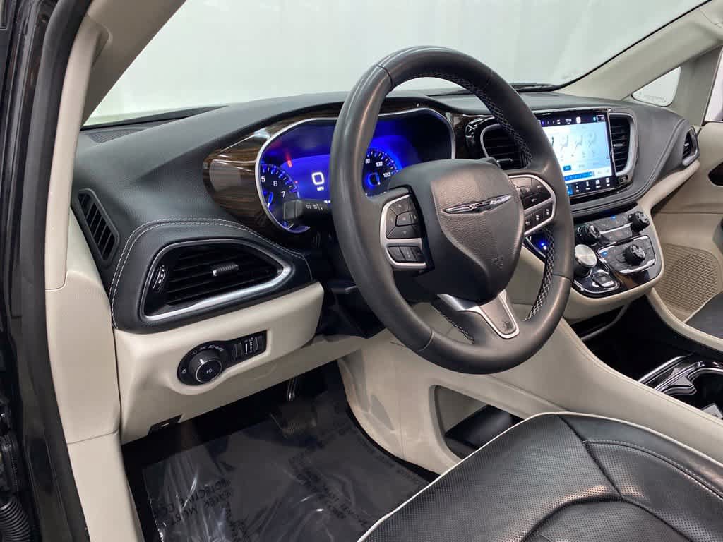 Used 2023 Chrysler Pacifica Limited FWD image 2