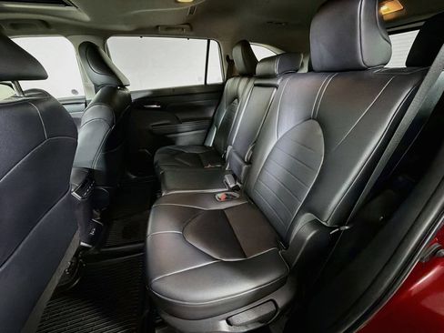 Used 2023 Toyota Highlander XLE AWD/4WD image 19