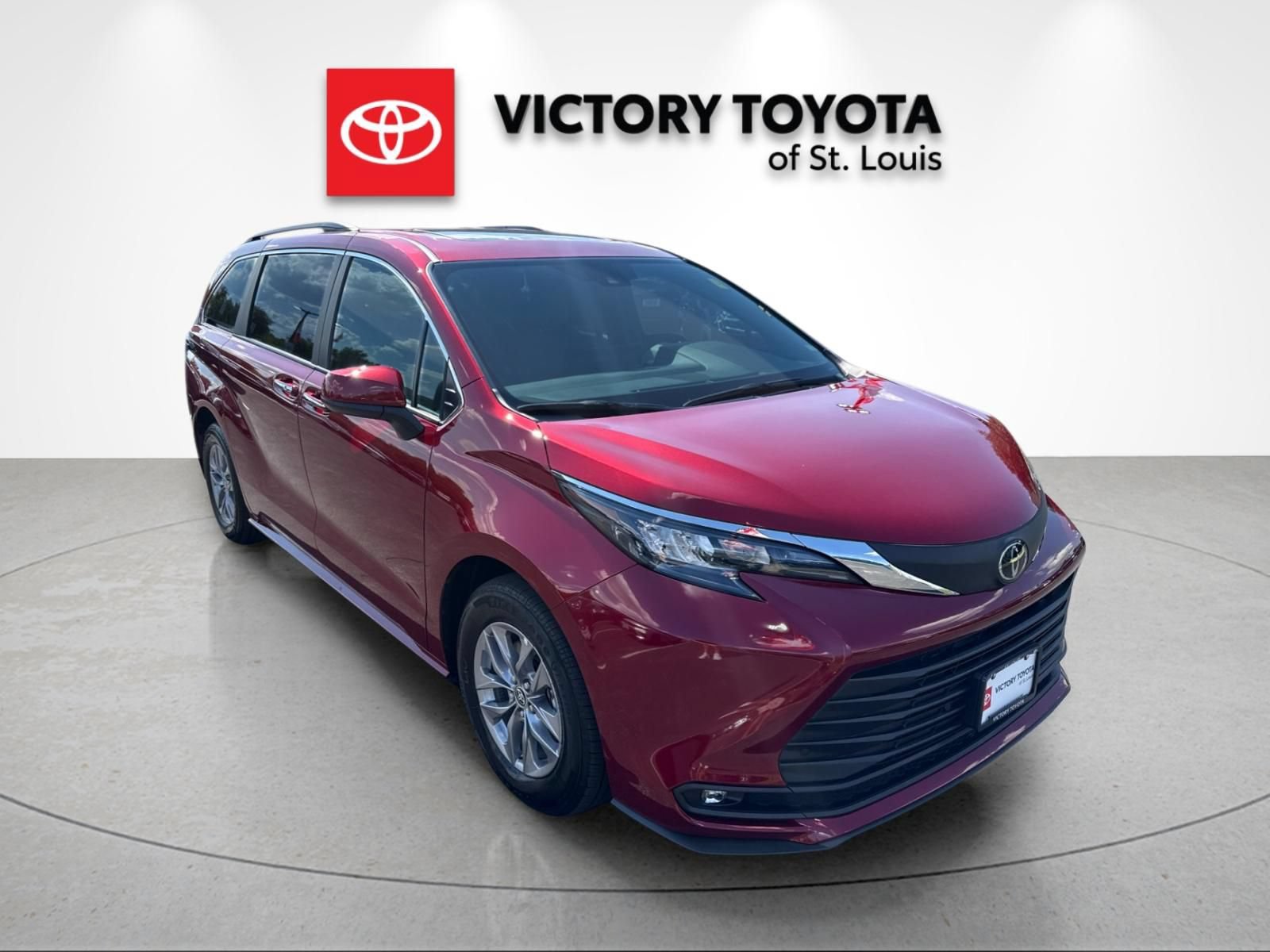Used 2026 Toyota Sienna XLE FWD image 1