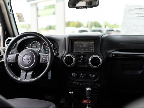 Used 2017 Jeep Wrangler Unlimited Sahara AWD/4WD image 14