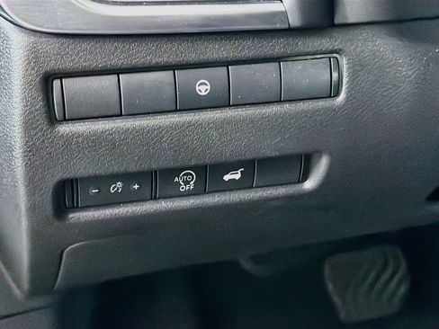 Used 2025 Nissan Rogue SV FWD image 17
