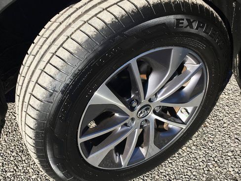 Used 2016 Toyota RAV4 XLE AWD/4WD image 9