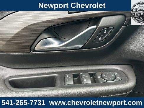 Used 2023 GMC Terrain SLT w/ Tech Package image 12