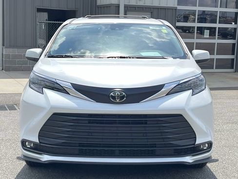Used 2026 Toyota Sienna XLE FWD image 16