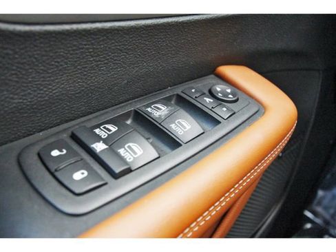 Used 2025 Chrysler Pacifica Pinnacle FWD image 20