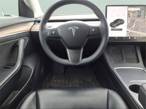 Used 2021 Tesla Model 3 Standard Range Plus image 4