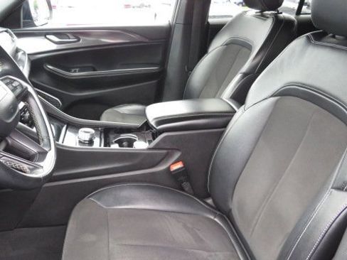 Used 2022 Jeep Grand Cherokee Altitude image 4