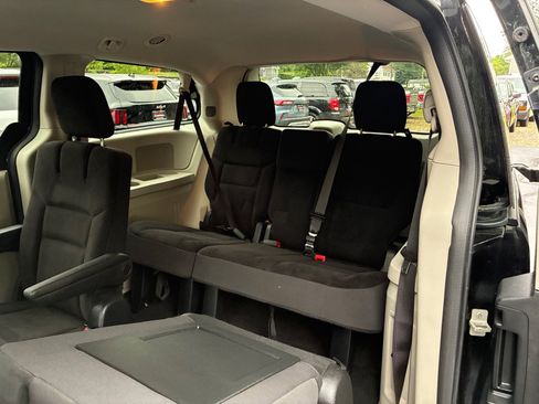 Used 2019 Dodge Grand Caravan SE FWD image 16