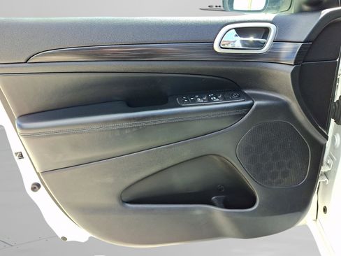 Certified 2020 Jeep Grand Cherokee Altitude AWD/4WD image 11