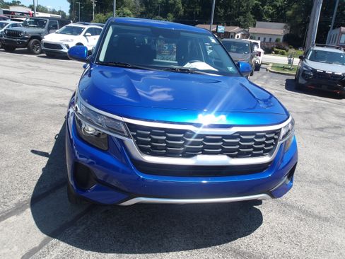 Used 2023 Kia Seltos LX AWD/4WD image 2