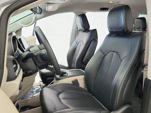 Used 2024 Chrysler Pacifica Touring-L FWD image 19
