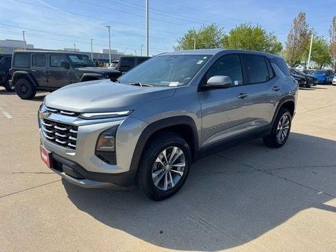 Used 2025 Chevrolet Equinox LT AWD/4WD image 3