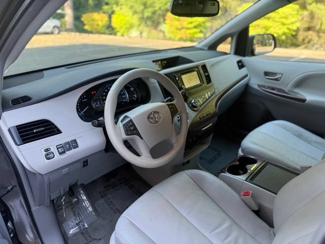 Used 2012 Toyota Sienna XLE FWD image 10