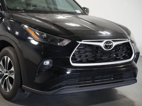 Used 2024 Toyota Highlander XLE FWD image 4
