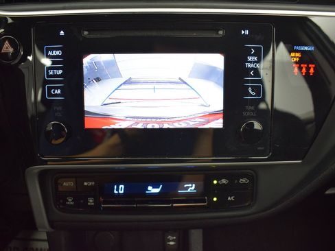 Used 2018 Toyota Corolla LE FWD image 15