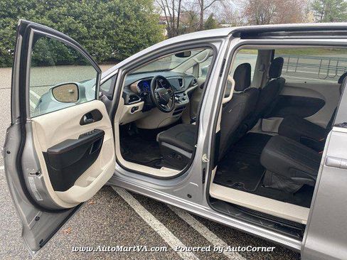 Used 2019 Chrysler Pacifica Touring Plus w/ Advanced Safetytec Group image 24