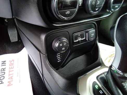 Used 2017 Jeep Renegade Trailhawk image 21