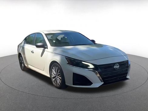 Used 2025 Nissan Altima 2.5 SV FWD image 3