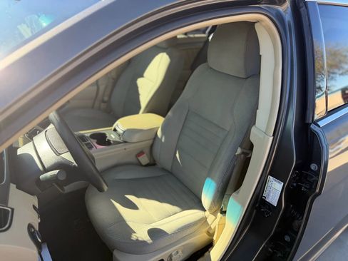 Used 2015 Ford Taurus SE image 20