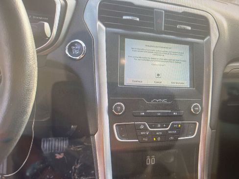 Used 2019 Ford Fusion SE FWD image 8