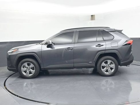 Used 2022 Toyota RAV4 XLE AWD/4WD image 4