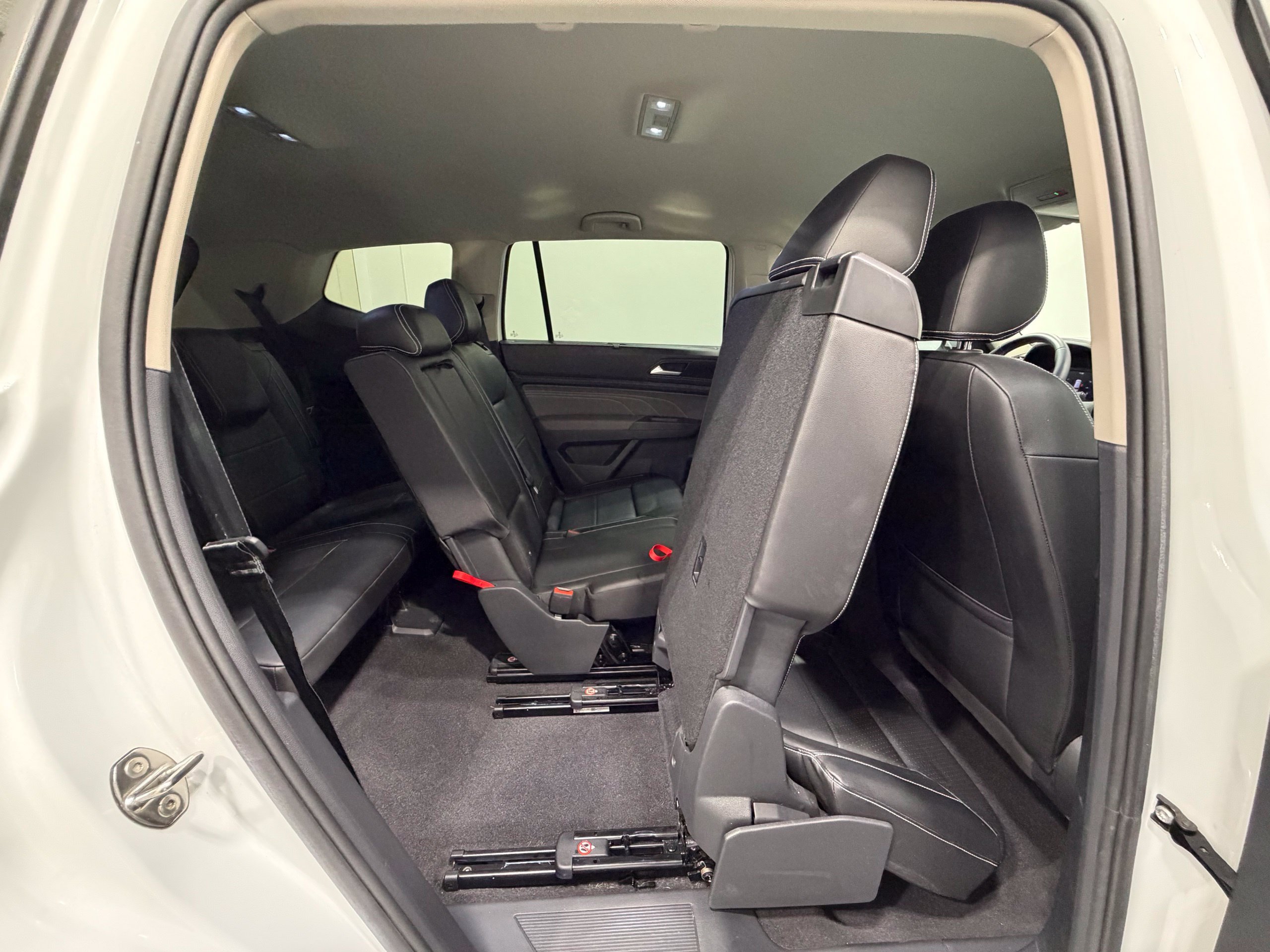 Certified 2023 Volkswagen Atlas SE w/ Black Wheel Package FWD image 33