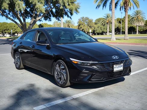 New 2026 Hyundai Elantra Limited FWD image 4