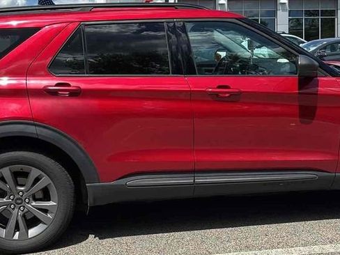 Used 2021 Ford Explorer XLT w/ Equipment Group 202A AWD/4WD image 8