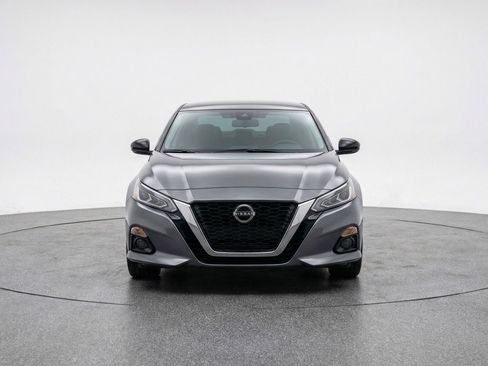 Used 2025 Nissan Altima 2.5 SV FWD image 2
