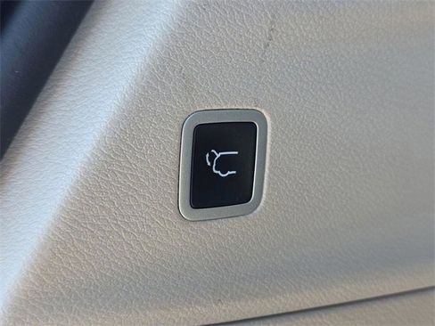 Used 2023 Chrysler Pacifica Touring-L image 28