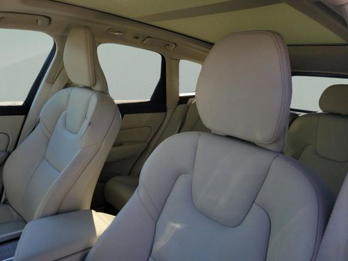 Used 2022 Volvo XC60 B5 Momentum w/ Protection Package Premier image 14