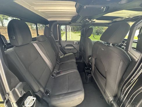 Used 2021 Jeep Gladiator Overland AWD/4WD image 14