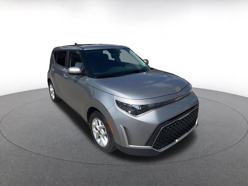 Used 2025 Kia Soul LX w/ LX Technology Package FWD image 3