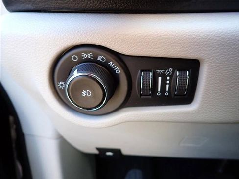 Used 2018 Chrysler Pacifica Touring-L w/ Advanced Safetytec Group FWD image 16