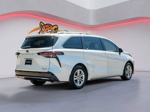 Used 2022 Toyota Sienna Limited FWD image 5