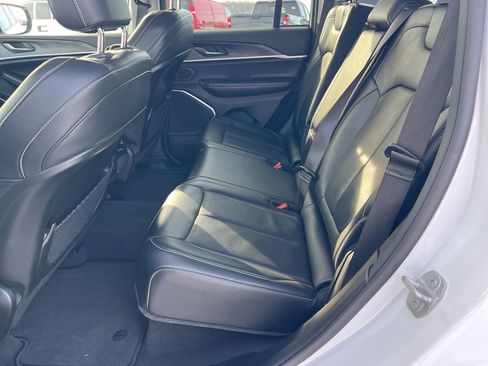 Used 2022 Jeep Grand Cherokee Limited image 37