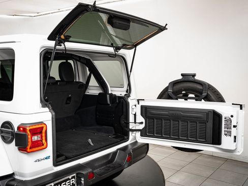 Used 2024 Jeep Wrangler Unlimited Sahara w/ Safety Group image 22