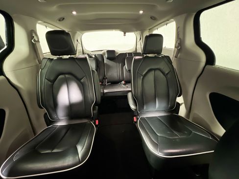 Used 2023 Chrysler Pacifica Limited FWD image 33