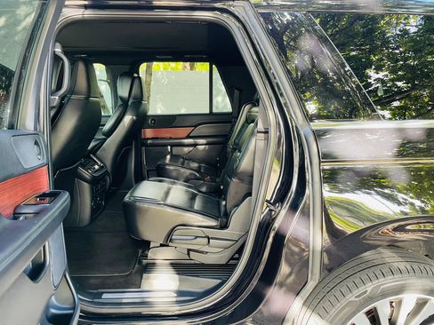 Used 2021 Lincoln Navigator L Reserve RWD image 9
