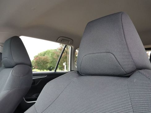Used 2022 Toyota RAV4 LE FWD image 14
